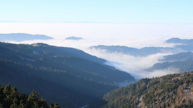 Dieses Bild zeigt eine Webcam-Aufnahme vom Achertal, aufgenommen am Montag, den 29.12.2025 um 13:40 Uhr. Die Temperatur betrug 4.8°C.