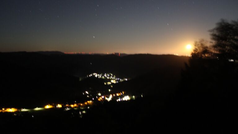 Dieses Bild zeigt eine Webcam-Aufnahme vom Achertal, aufgenommen am Mittwoch, den 23.09.2026 um 03:00 Uhr. Die Temperatur betrug 10.6°C.