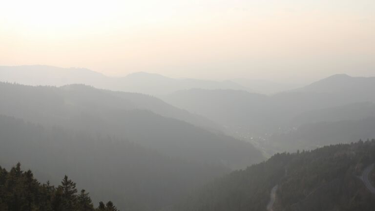 Dieses Bild zeigt eine Webcam-Aufnahme vom Achertal, aufgenommen am Mittwoch, den 18.03.2026 um 17:50 Uhr. Die Temperatur betrug 4.9°C.