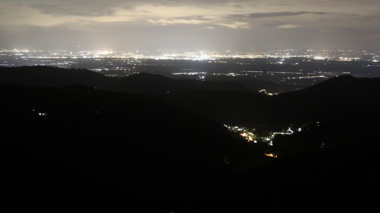 Dieses Bild zeigt eine Webcam-Aufnahme vom Achertal, aufgenommen am Freitag, den 12.09.2025 um 21:20 Uhr. Die Temperatur betrug 10.4°C.