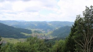 Dieses Bild zeigt eine Webcam-Aufnahme vom Achertal, aufgenommen am Montag, den 27.07.2026 um 12:20 Uhr. Die Temperatur betrug 18.2°C.