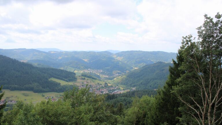 Dieses Bild zeigt eine Webcam-Aufnahme vom Achertal, aufgenommen am Montag, den 27.07.2026 um 12:20 Uhr. Die Temperatur betrug 18.2°C.