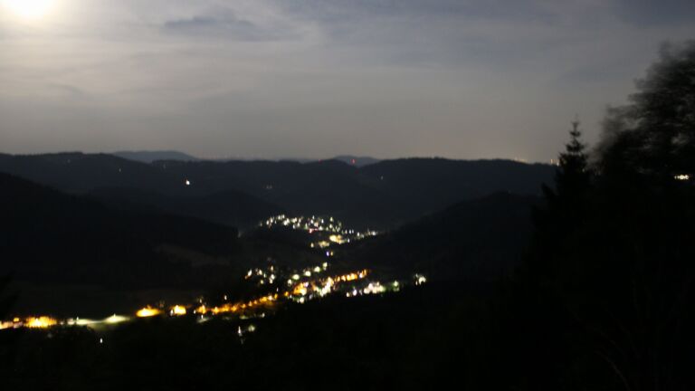 Dieses Bild zeigt eine Webcam-Aufnahme vom Achertal, aufgenommen am Freitag, den 26.06.2026 um 23:50 Uhr. Die Temperatur betrug 29.4°C.
