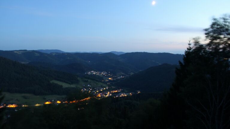 Dieses Bild zeigt eine Webcam-Aufnahme vom Achertal, aufgenommen am Montag, den 20.07.2026 um 22:10 Uhr. Die Temperatur betrug 14.1°C.