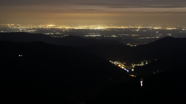Dieses Bild zeigt eine Webcam-Aufnahme vom Achertal, aufgenommen am Mittwoch, den 15.04.2026 um 21:40 Uhr. Die Temperatur betrug 7.2°C.