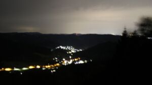 Dieses Bild zeigt eine Webcam-Aufnahme vom Achertal, aufgenommen am Dienstag, den 25.08.2026 um 04:00 Uhr. Die Temperatur betrug 16.9°C.