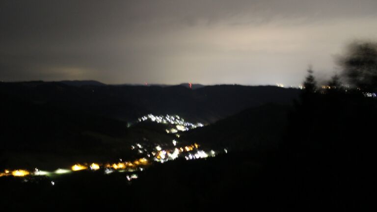 Dieses Bild zeigt eine Webcam-Aufnahme vom Achertal, aufgenommen am Dienstag, den 25.08.2026 um 04:00 Uhr. Die Temperatur betrug 16.9°C.