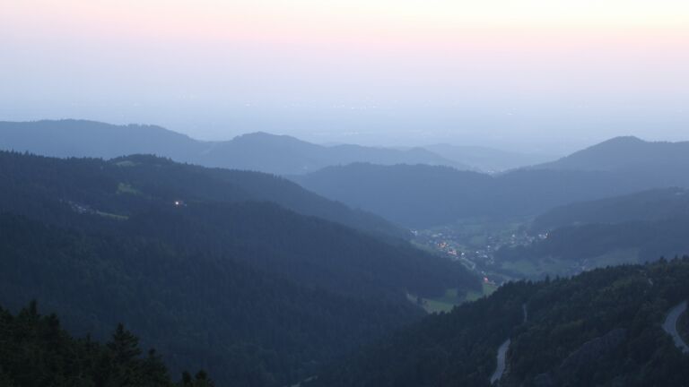 Dieses Bild zeigt eine Webcam-Aufnahme vom Achertal, aufgenommen am Donnerstag, den 14.08.2025 um 21:10 Uhr. Die Temperatur betrug 24.3°C.