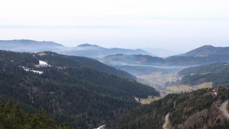 Dieses Bild zeigt eine Webcam-Aufnahme vom Achertal, aufgenommen am Samstag, den 17.01.2026 um 13:40 Uhr. Die Temperatur betrug 7.4°C.