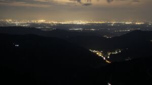 Dieses Bild zeigt eine Webcam-Aufnahme vom Achertal, aufgenommen am Dienstag, den 21.04.2026 um 22:30 Uhr. Die Temperatur betrug 2.2°C.