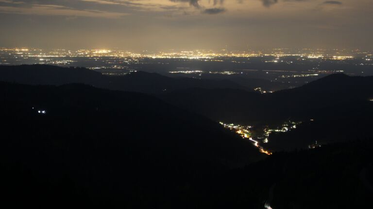 Dieses Bild zeigt eine Webcam-Aufnahme vom Achertal, aufgenommen am Dienstag, den 21.04.2026 um 22:30 Uhr. Die Temperatur betrug 2.2°C.