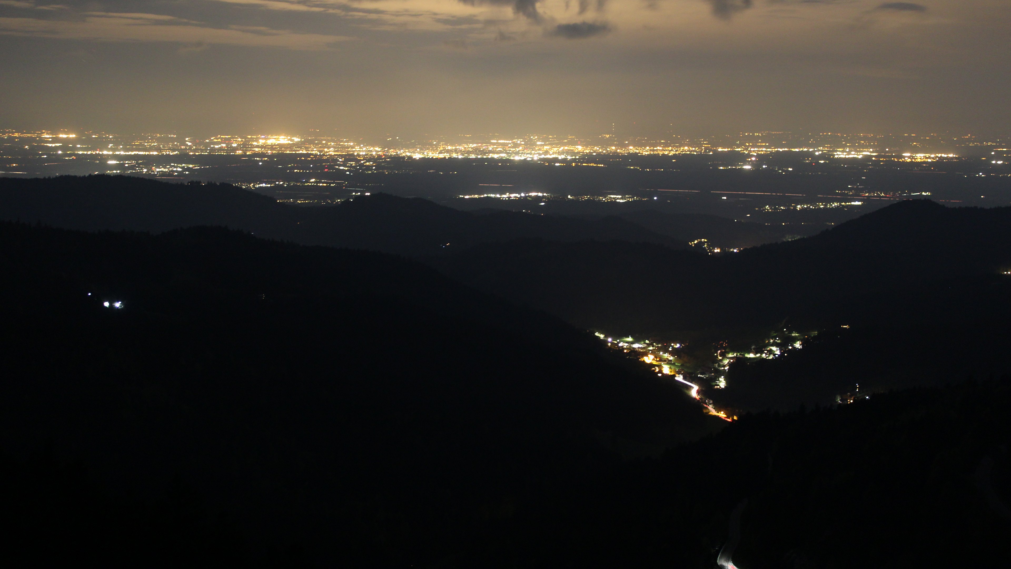 Dieses Bild zeigt eine Webcam-Aufnahme vom Achertal, aufgenommen am Dienstag, den 21.04.2026 um 22:30 Uhr. Die Temperatur betrug 2.2°C.