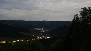 Dieses Bild zeigt eine Webcam-Aufnahme vom Achertal, aufgenommen am Montag, den 28.09.2026 um 04:00 Uhr. Die Temperatur betrug 21.2°C.
