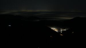 Dieses Bild zeigt eine Webcam-Aufnahme vom Achertal, aufgenommen am Samstag, den 13.12.2025 um 00:30 Uhr. Die Temperatur betrug 9°C.