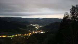Dieses Bild zeigt eine Webcam-Aufnahme vom Achertal, aufgenommen am Mittwoch, den 28.10.2026 um 01:00 Uhr. Die Temperatur betrug 12.1°C.