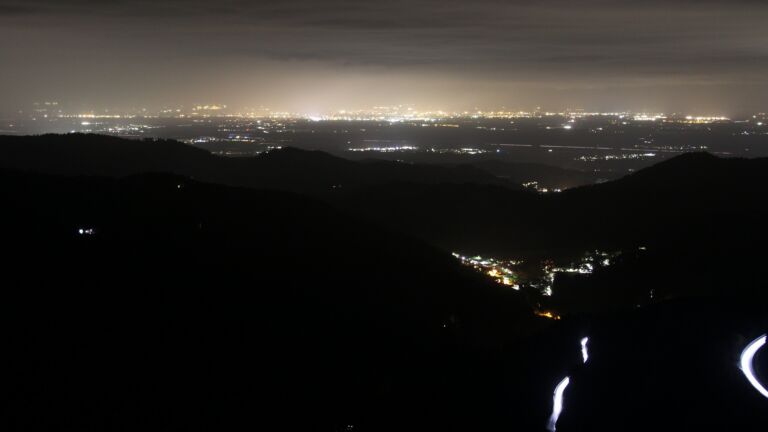 Dieses Bild zeigt eine Webcam-Aufnahme vom Achertal, aufgenommen am Samstag, den 11.04.2026 um 22:30 Uhr. Die Temperatur betrug 10.4°C.