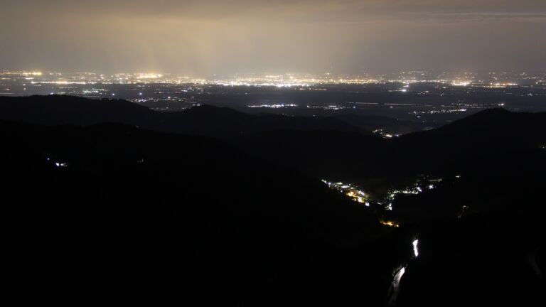Dieses Bild zeigt eine Webcam-Aufnahme vom Achertal, aufgenommen am Dienstag, den 20.05.2025 um 22:40 Uhr. Die Temperatur betrug 11.6°C.