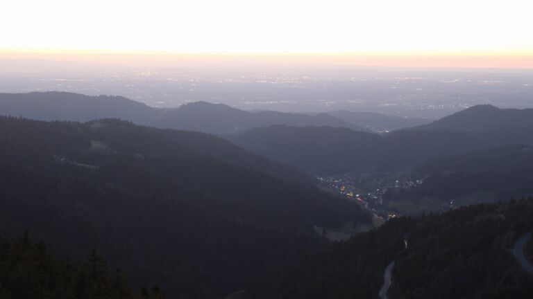 Dieses Bild zeigt eine Webcam-Aufnahme vom Achertal, aufgenommen am Montag, den 02.03.2026 um 18:40 Uhr. Die Temperatur betrug 7.4°C.