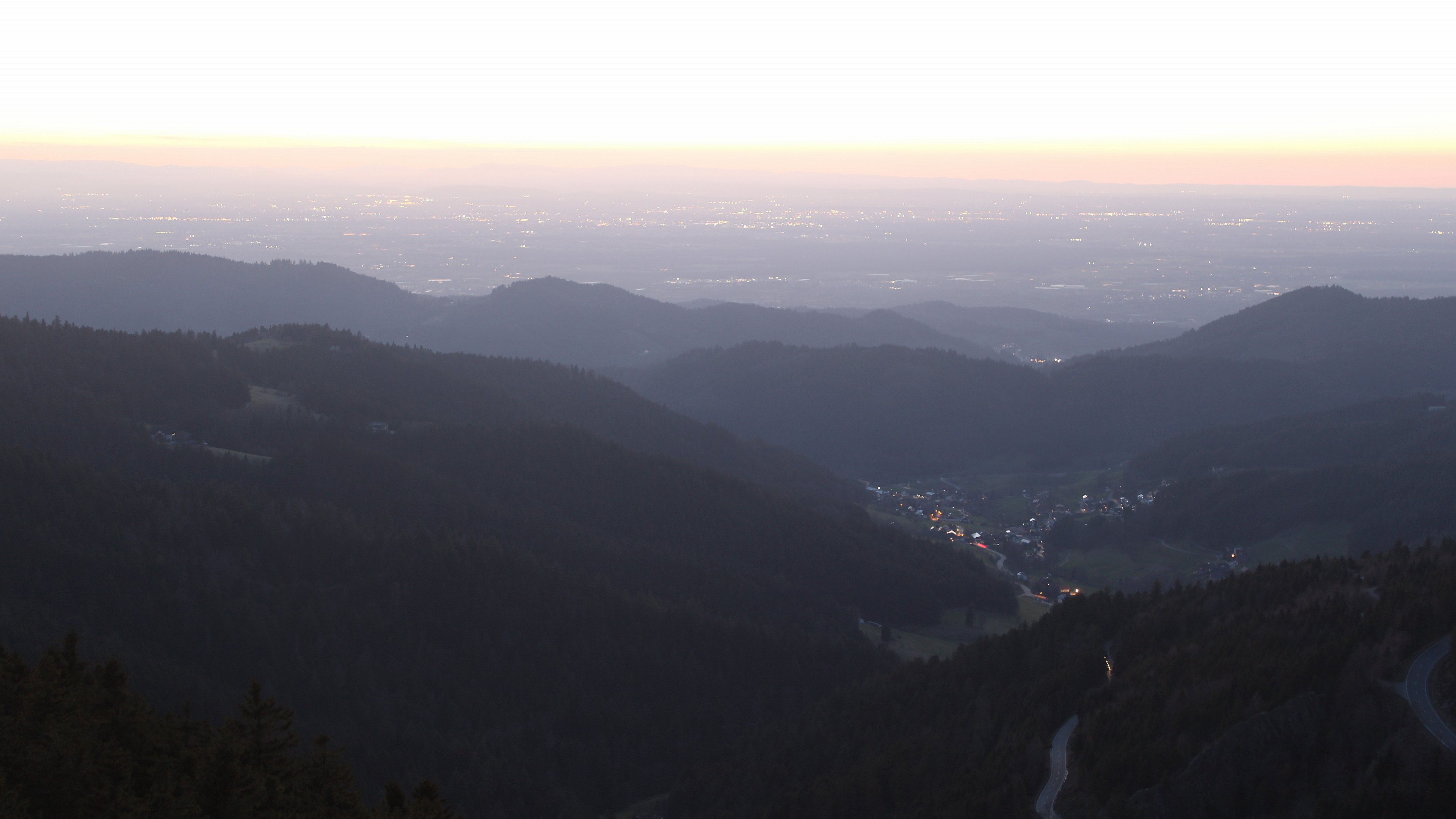 Dieses Bild zeigt eine Webcam-Aufnahme vom Achertal, aufgenommen am Montag, den 02.03.2026 um 18:40 Uhr. Die Temperatur betrug 7.4°C.