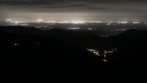 Dieses Bild zeigt eine Webcam-Aufnahme vom Achertal, aufgenommen am Montag, den 06.04.2026 um 03:00 Uhr. Die Temperatur betrug 4.9°C.