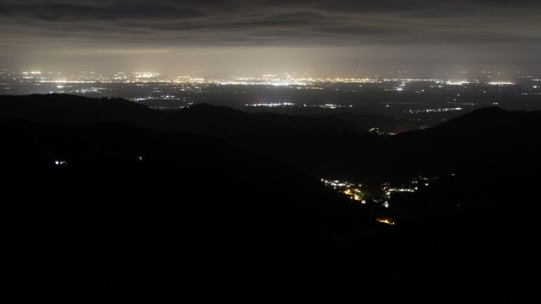 Dieses Bild zeigt eine Webcam-Aufnahme vom Achertal, aufgenommen am Montag, den 06.04.2026 um 03:00 Uhr. Die Temperatur betrug 4.9°C.