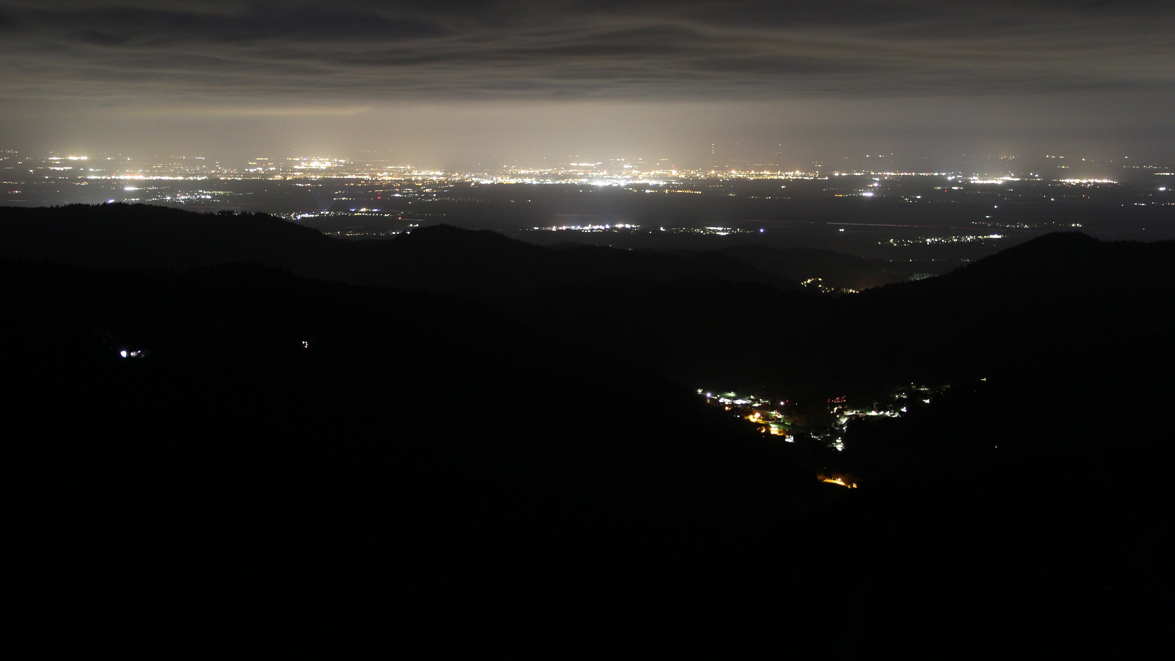 Dieses Bild zeigt eine Webcam-Aufnahme vom Achertal, aufgenommen am Montag, den 06.04.2026 um 03:00 Uhr. Die Temperatur betrug 4.9°C.
