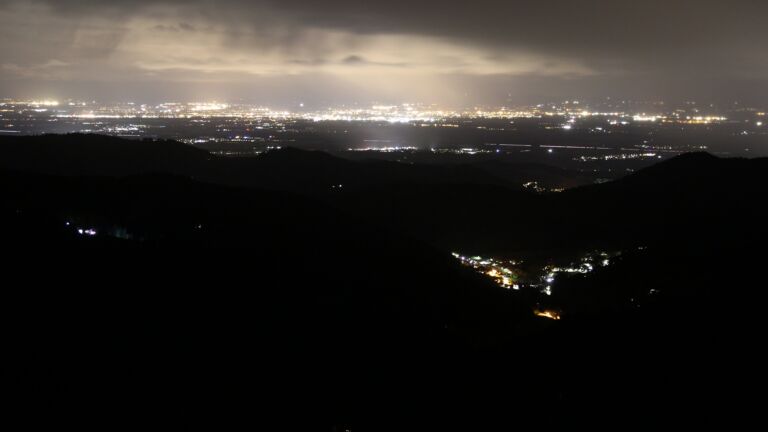 Dieses Bild zeigt eine Webcam-Aufnahme vom Achertal, aufgenommen am Freitag, den 24.10.2025 um 23:30 Uhr. Die Temperatur betrug 2.7°C.