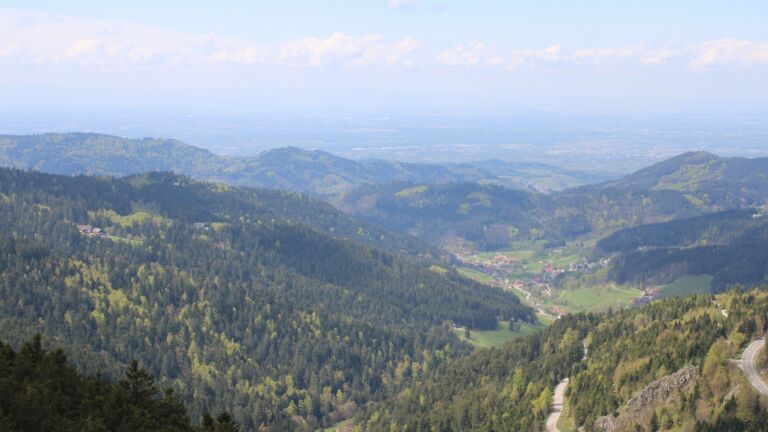 Dieses Bild zeigt eine Webcam-Aufnahme vom Achertal, aufgenommen am Montag, den 20.04.2026 um 13:20 Uhr. Die Temperatur betrug 8.1°C.