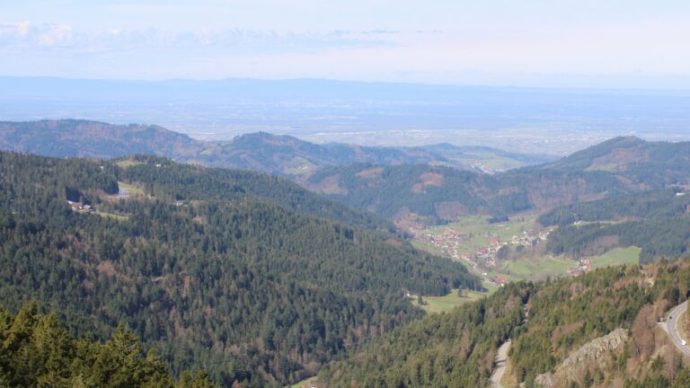 Dieses Bild zeigt eine Webcam-Aufnahme vom Achertal, aufgenommen am Sonntag, den 05.04.2026 um 11:10 Uhr. Die Temperatur betrug 11.9°C.