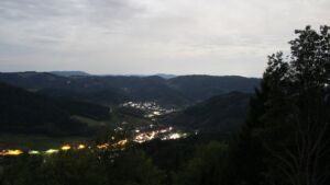 Dieses Bild zeigt eine Webcam-Aufnahme vom Achertal, aufgenommen am Montag, den 28.09.2026 um 05:00 Uhr. Die Temperatur betrug 20.9°C.