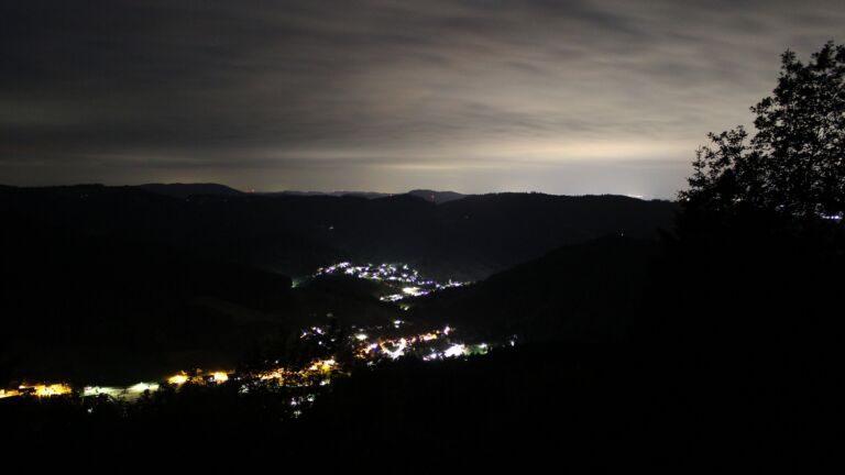 Dieses Bild zeigt eine Webcam-Aufnahme vom Achertal, aufgenommen am Montag, den 15.06.2026 um 01:30 Uhr. Die Temperatur betrug 12.2°C.