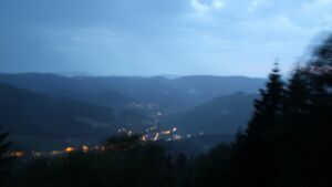 Dieses Bild zeigt eine Webcam-Aufnahme vom Achertal, aufgenommen am Freitag, den 19.06.2026 um 22:00 Uhr. Die Temperatur betrug 17.4°C.
