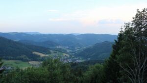 Dieses Bild zeigt eine Webcam-Aufnahme vom Achertal, aufgenommen am Samstag, den 20.06.2026 um 20:30 Uhr. Die Temperatur betrug 30.8°C.