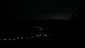 Dieses Bild zeigt eine Webcam-Aufnahme vom Achertal, aufgenommen am Montag, den 01.06.2026 um 04:00 Uhr. Die Temperatur betrug 12.1°C.