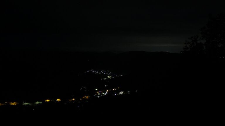 Dieses Bild zeigt eine Webcam-Aufnahme vom Achertal, aufgenommen am Montag, den 01.06.2026 um 04:00 Uhr. Die Temperatur betrug 12.1°C.