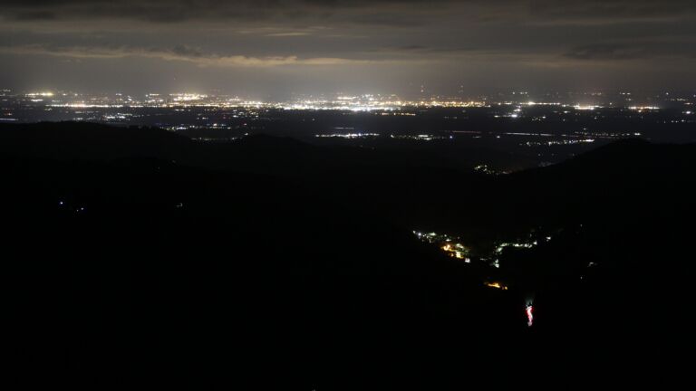 Dieses Bild zeigt eine Webcam-Aufnahme vom Achertal, aufgenommen am Mittwoch, den 23.07.2025 um 03:20 Uhr. Die Temperatur betrug 11.2°C.