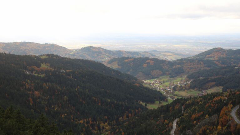 Dieses Bild zeigt eine Webcam-Aufnahme vom Achertal, aufgenommen am Donnerstag, den 23.10.2025 um 16:40 Uhr. Die Temperatur betrug 4.9°C.