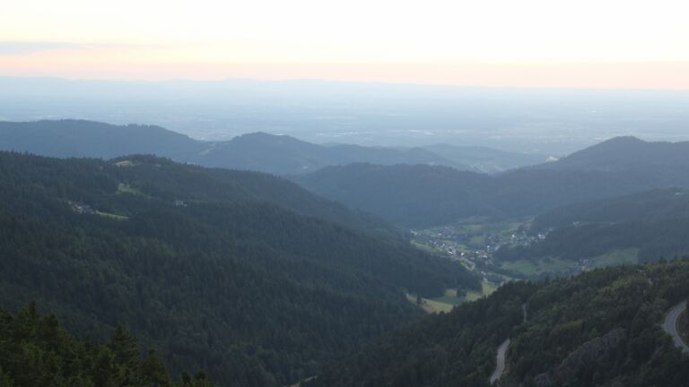 Dieses Bild zeigt eine Webcam-Aufnahme vom Achertal, aufgenommen am Donnerstag, den 17.07.2025 um 21:30 Uhr. Die Temperatur betrug 14.2°C.