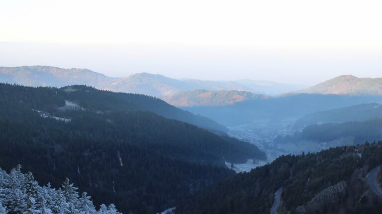 Dieses Bild zeigt eine Webcam-Aufnahme vom Achertal, aufgenommen am Samstag, den 27.12.2025 um 09:10 Uhr. Die Temperatur betrug 2.8°C.