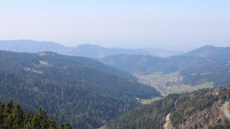 Dieses Bild zeigt eine Webcam-Aufnahme vom Achertal, aufgenommen am Donnerstag, den 19.03.2026 um 12:50 Uhr. Die Temperatur betrug 8.9°C.