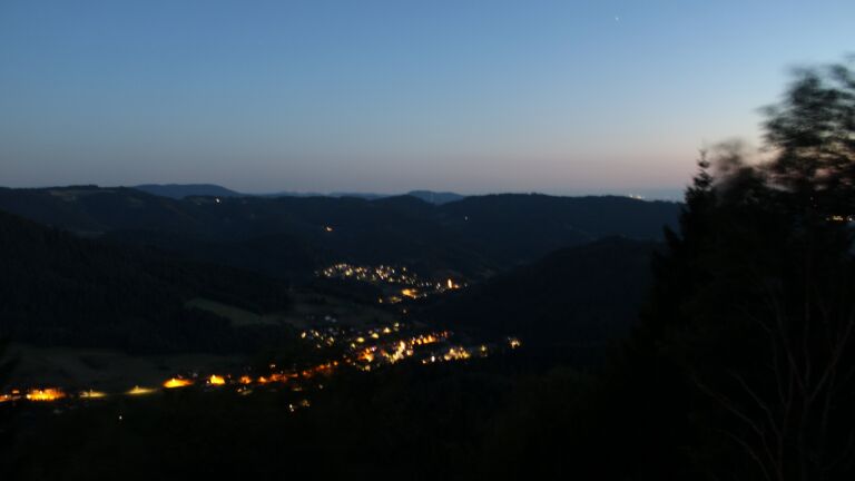 Dieses Bild zeigt eine Webcam-Aufnahme vom Achertal, aufgenommen am Dienstag, den 28.07.2026 um 22:10 Uhr. Die Temperatur betrug 23.4°C.