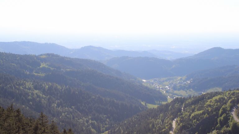 Dieses Bild zeigt eine Webcam-Aufnahme vom Achertal, aufgenommen am Samstag, den 10.05.2025 um 18:40 Uhr. Die Temperatur betrug 13.7°C.