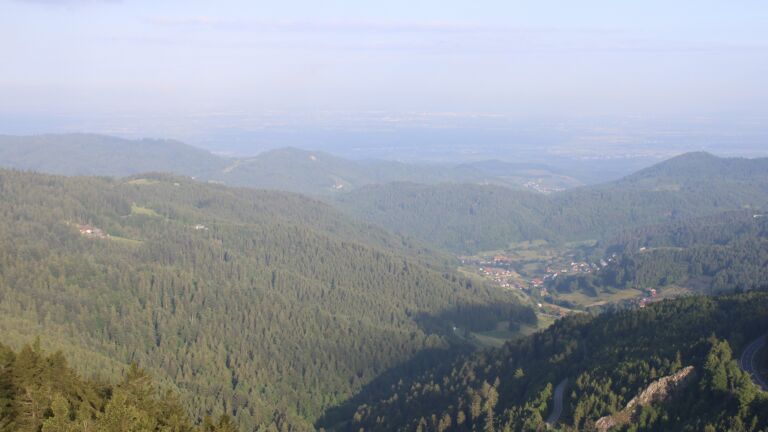 Dieses Bild zeigt eine Webcam-Aufnahme vom Achertal, aufgenommen am Freitag, den 23.05.2025 um 07:30 Uhr. Die Temperatur betrug 5°C.