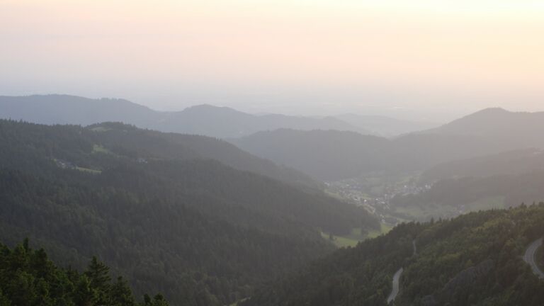 Dieses Bild zeigt eine Webcam-Aufnahme vom Achertal, aufgenommen am Montag, den 09.06.2025 um 20:50 Uhr. Die Temperatur betrug 13.4°C.