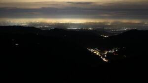 Dieses Bild zeigt eine Webcam-Aufnahme vom Achertal, aufgenommen am Montag, den 10.11.2025 um 21:30 Uhr. Die Temperatur betrug 5°C.