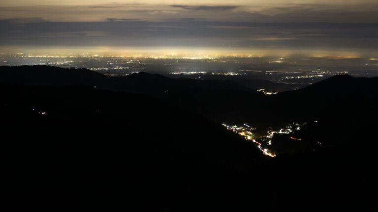 Dieses Bild zeigt eine Webcam-Aufnahme vom Achertal, aufgenommen am Montag, den 10.11.2025 um 21:30 Uhr. Die Temperatur betrug 5°C.