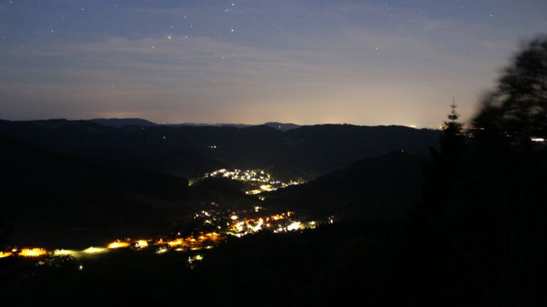 Dieses Bild zeigt eine Webcam-Aufnahme vom Achertal, aufgenommen am Samstag, den 23.05.2026 um 04:00 Uhr. Die Temperatur betrug 19.2°C.