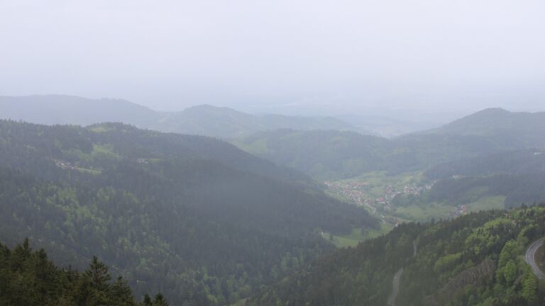 Dieses Bild zeigt eine Webcam-Aufnahme vom Achertal, aufgenommen am Samstag, den 03.05.2025 um 12:40 Uhr. Die Temperatur betrug 11.2°C.