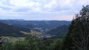 Dieses Bild zeigt eine Webcam-Aufnahme vom Achertal, aufgenommen am Dienstag, den 09.06.2026 um 21:30 Uhr. Die Temperatur betrug 12.2°C.