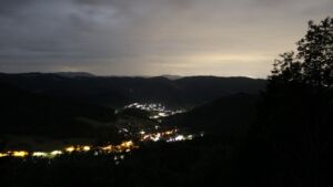 Dieses Bild zeigt eine Webcam-Aufnahme vom Achertal, aufgenommen am Montag, den 01.06.2026 um 02:40 Uhr. Die Temperatur betrug 12.7°C.